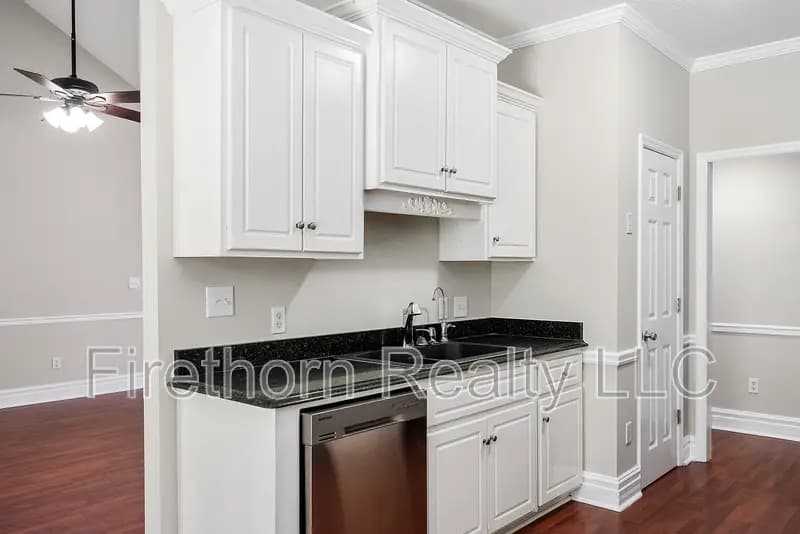 North Augusta House: 932 Sudlow Lake Road