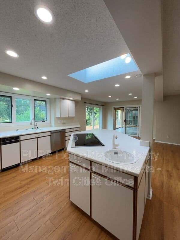 Edina House: 7420 Hyde Park Cir