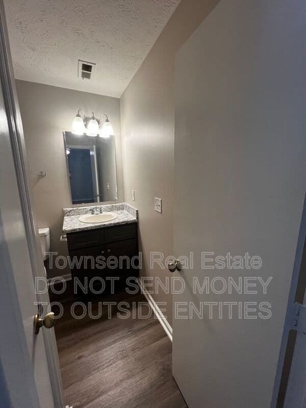 Fayetteville House: 1425C Ireland Dr