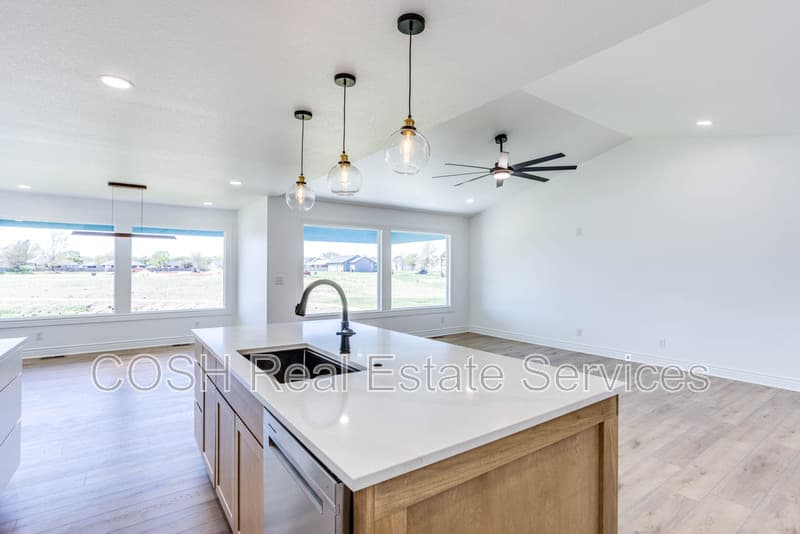 Clearwater House: 459 South Stoney Creek Street