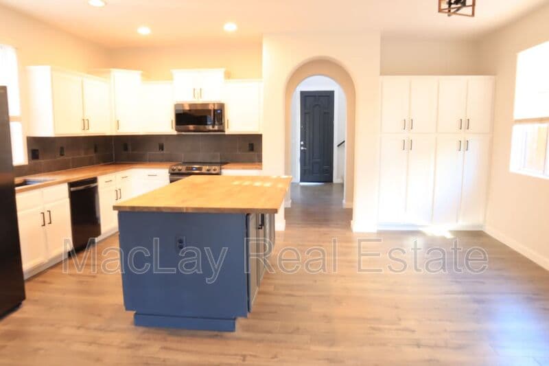Chandler House: 1171 N Mason Dr