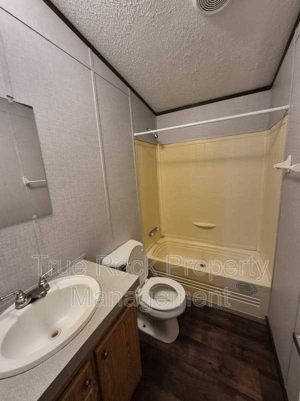 Ada House: 16213 County Road 1525