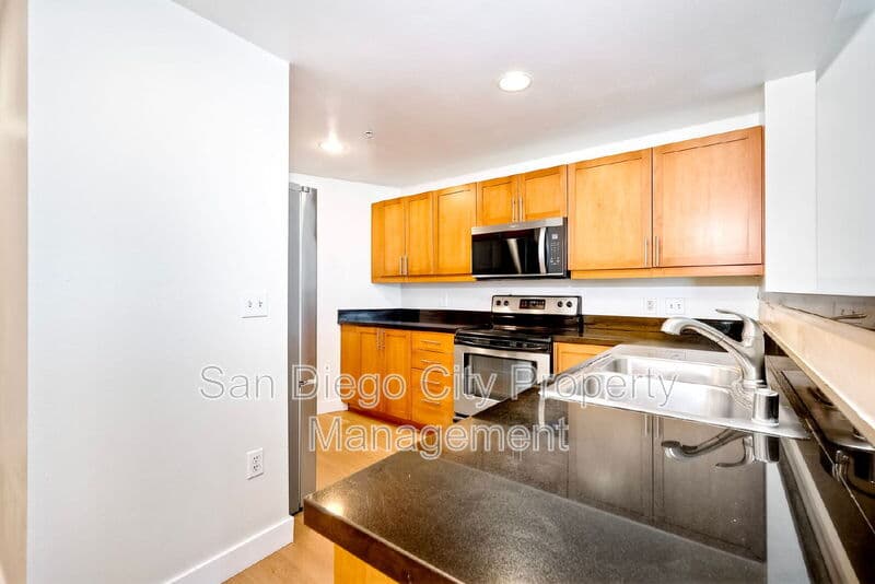 San Diego House: 253 10th Ave