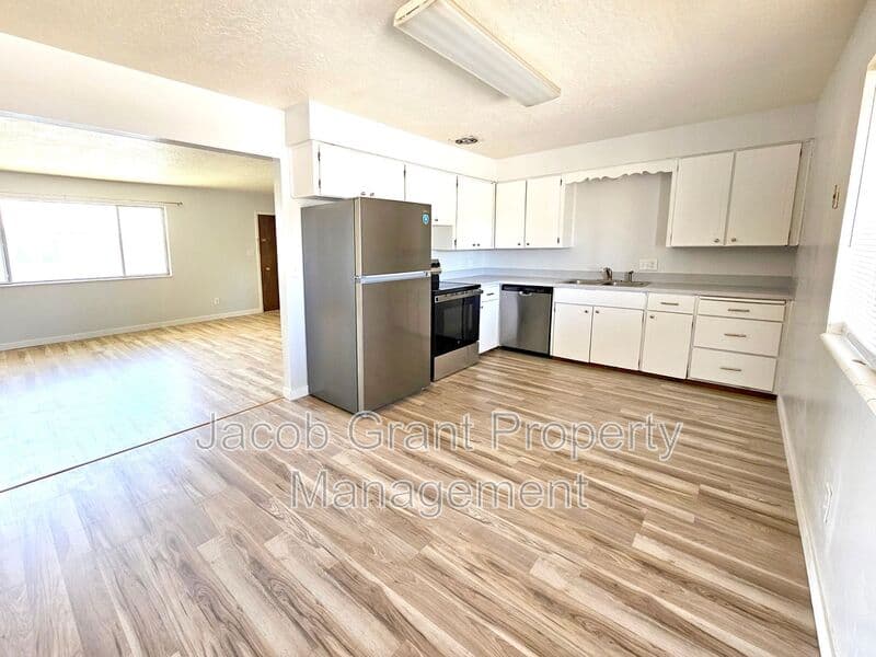 Idaho Falls House: 2118 St. Clair Rd