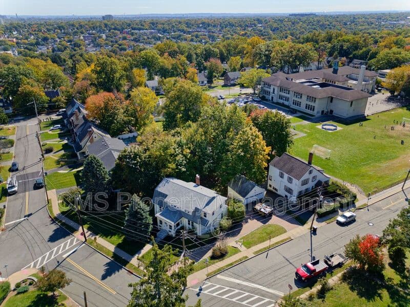 West Orange House: 14 Winding Way