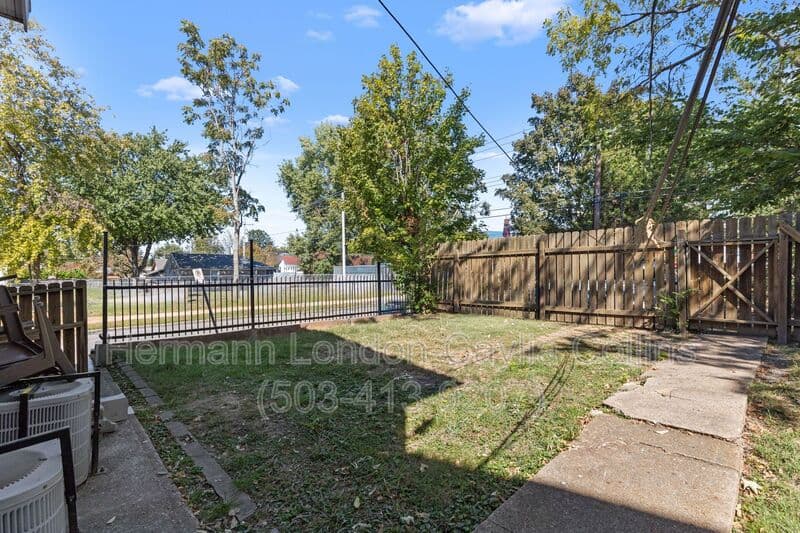 Saint Louis House: 6918 Moellenhoff Street