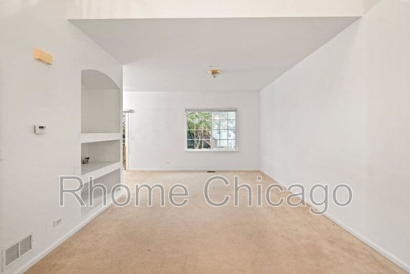 Hoffman Estates House: 6087 Halloran