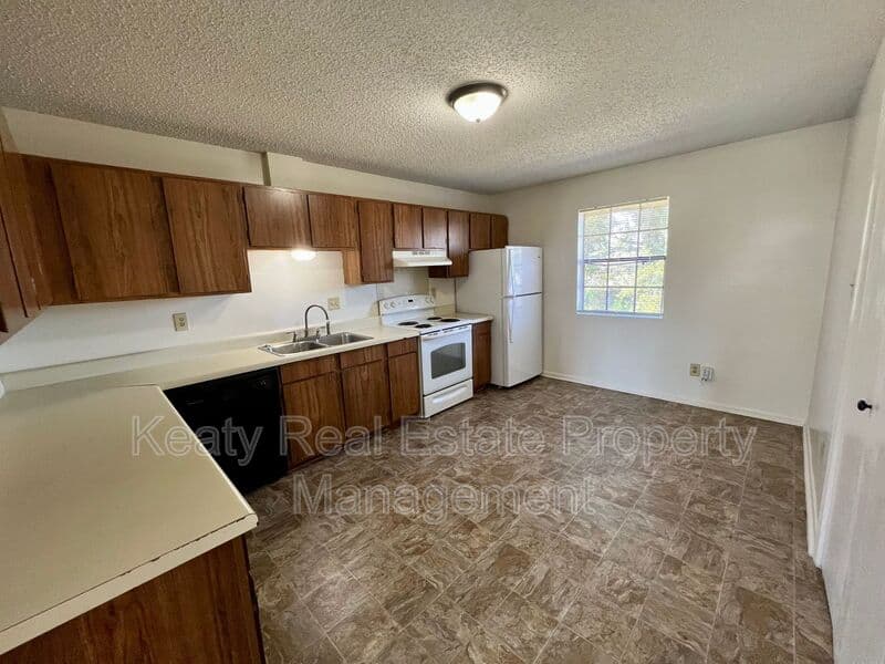 Lafayette House: 102 D Country Lane