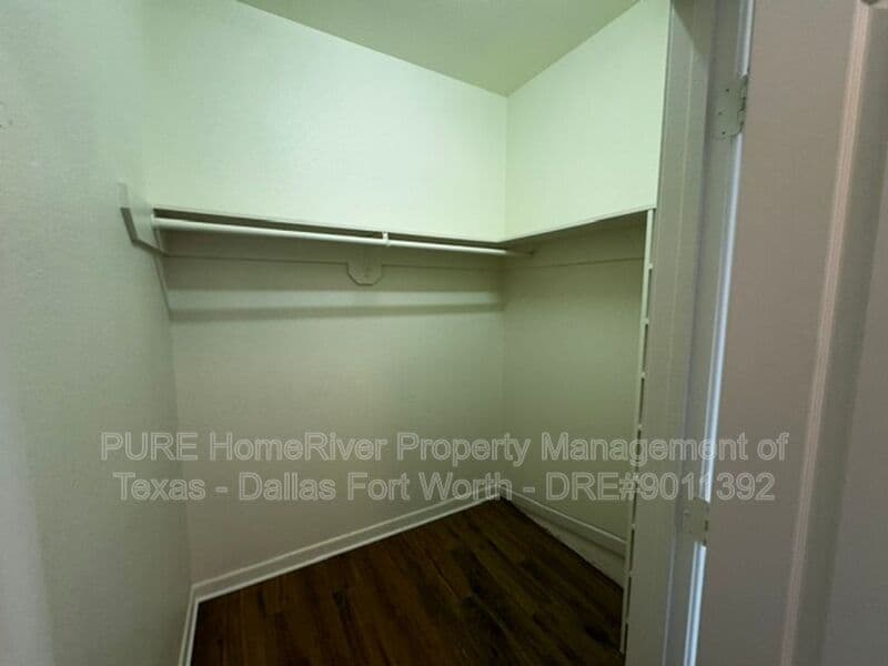 Grapevine Apartment: 400 Glade Road