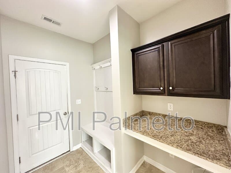 Elgin House: 423 Easy Goer Ct