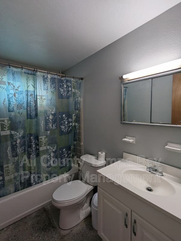 Tampa House: 6021 W Hanna