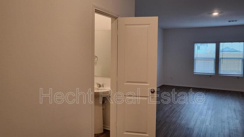 San Marcos House: 348 Geode Glen