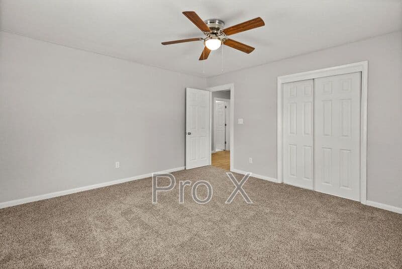 Fayetteville House: 2300 W Holly St