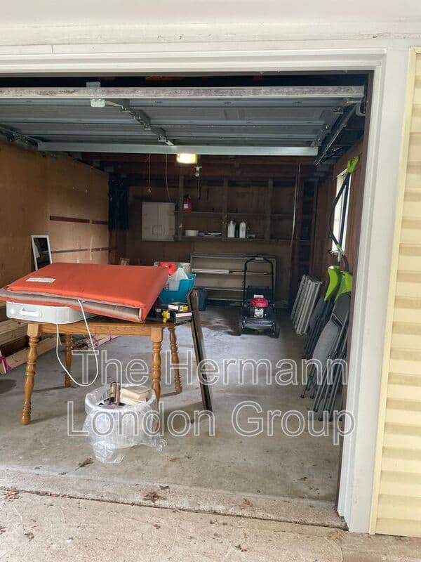 Saint Louis House: 451 Golden Valley Dr