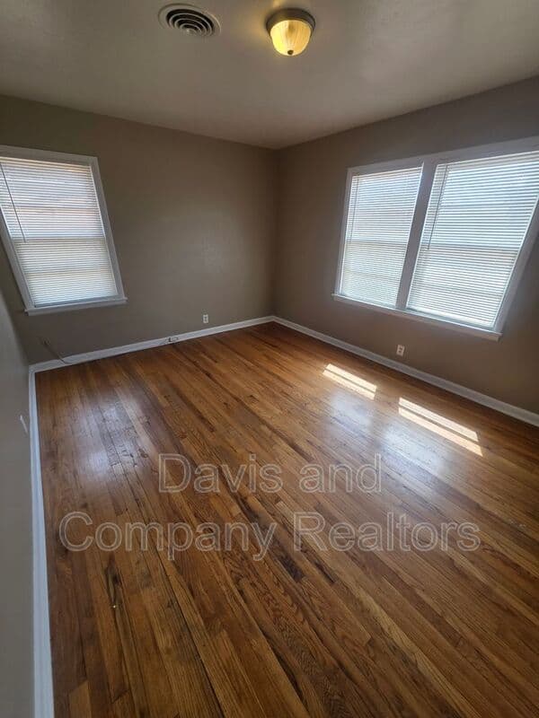 Midland House: 4210 Pasadena Dr