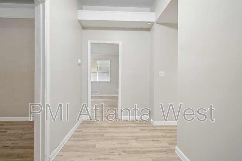 Atlanta House: 5490 Saint Lo Ln