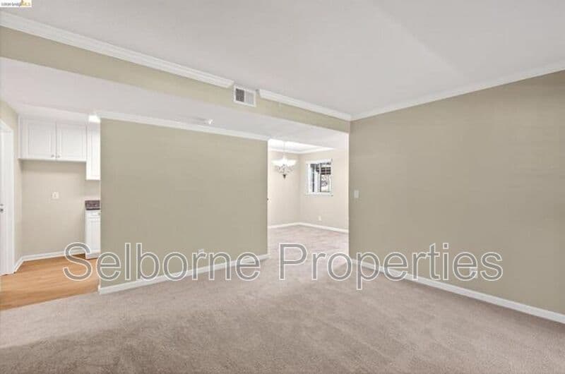 Oakland House: 660 Canyon Oaks Dr