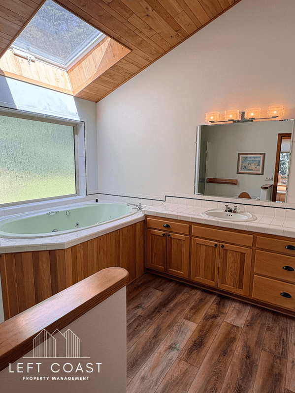 Waldport House: 7205 Southwest Burl Drive