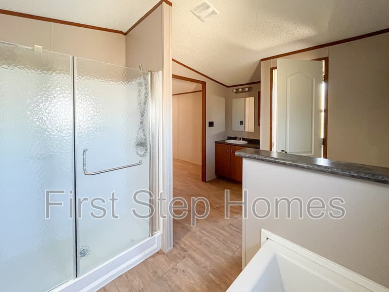 Tyler House: 1104 Tres Picos St