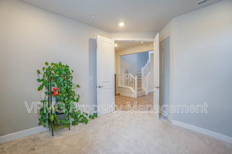 Washougal House: 359 W Koa St