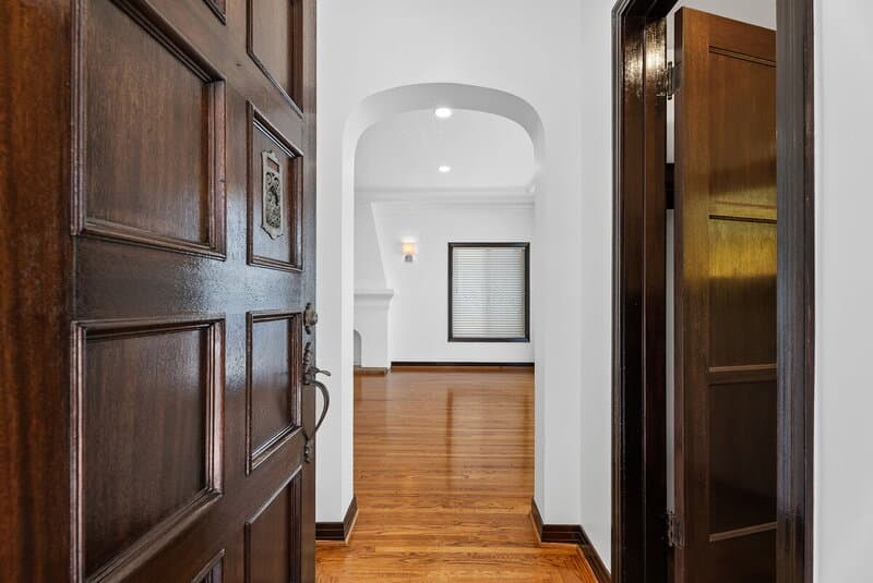 Long Beach House: 76 Roycroft Avenue