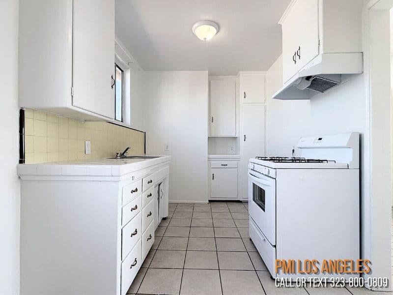 Los Angeles Condo: 943 West 68th Street