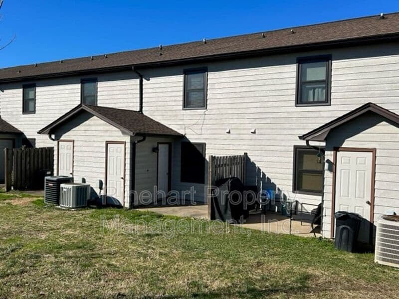 Rock Hill House: 285 South Herlong Ave