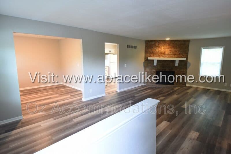 Olathe House: 14120 S Raintree Dr