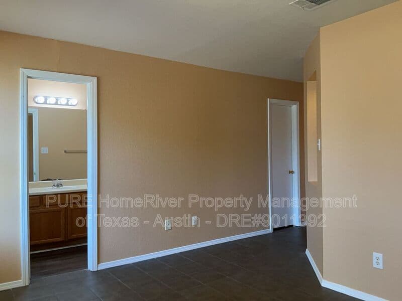 Round Rock Condo: 1001-A Christopher Ave