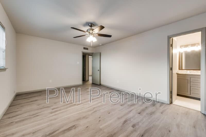North Richland Hills House: 7021 Lincolnshire Ln