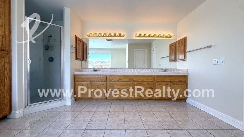 Victorville House: 18064 Mariner Dr