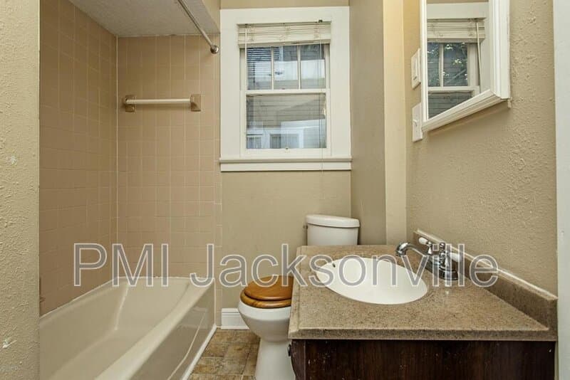 Jacksonville House: 1211 Hollywood Ave