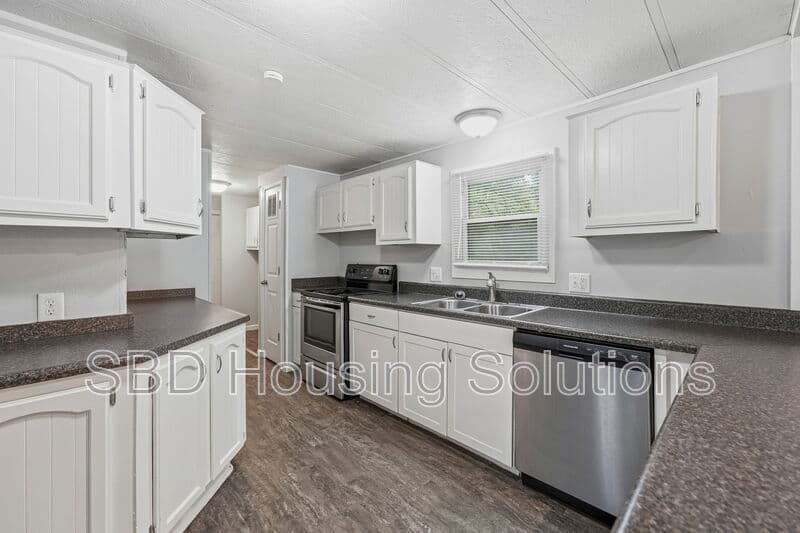 Blue Springs House: 104 N Countryside Ln