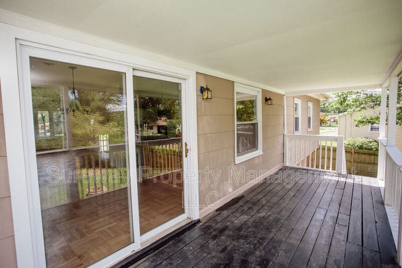 Cherry Hill House: 455 Chapel Ave E