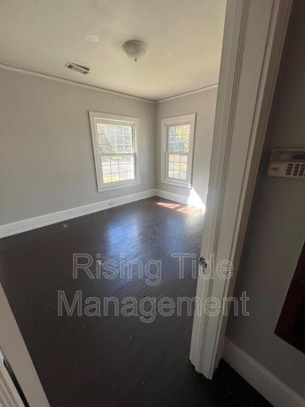 Montgomery House: 1801 Winona Ave