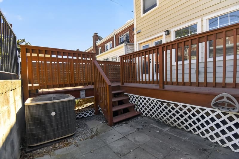 Washington House: 847 20th Street Northeast