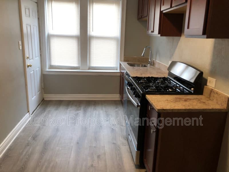 Chicago Condo: 2909 W 56th St