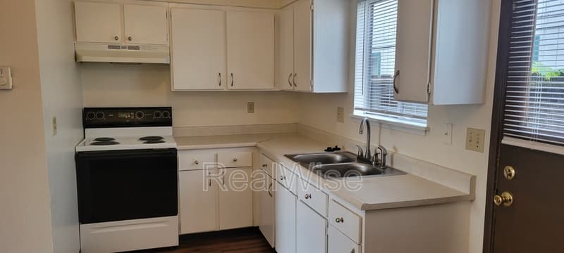 Grants Pass Townhome: 1112 SW 5th St
