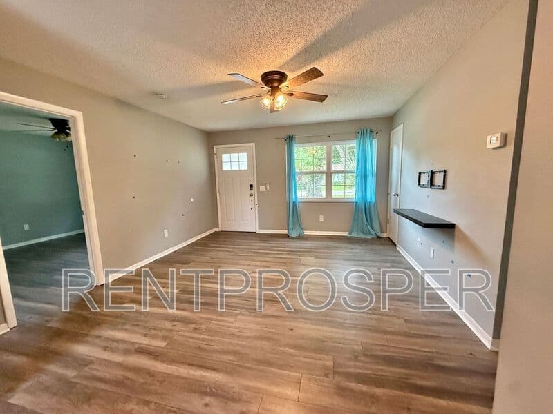 Deland House: 410 Albany Ave