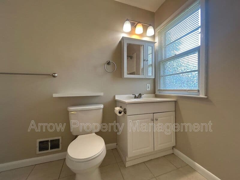 Omaha House: 5801 Lafayette Ave