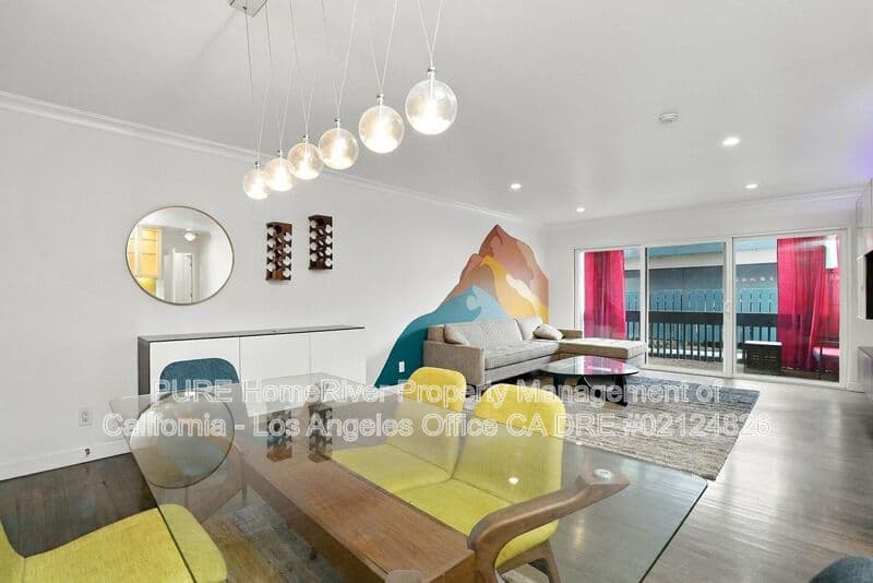 Redondo Beach House: 800 Camino Real