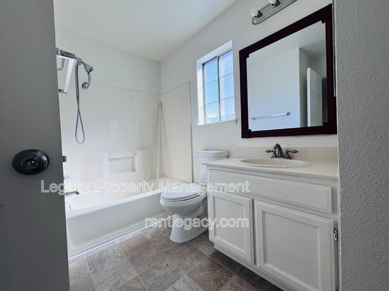 Suisun City House: 232 Redstone Cir