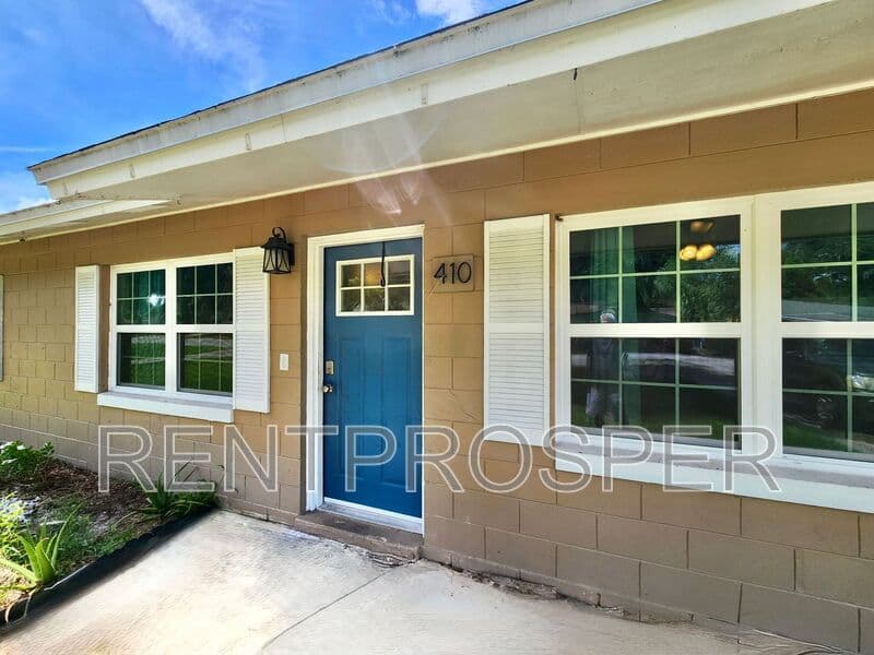 Deland House: 410 Albany Ave