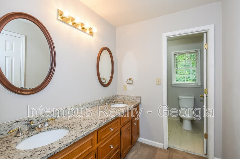 Roswell House: 330 Banyon Brook Pt
