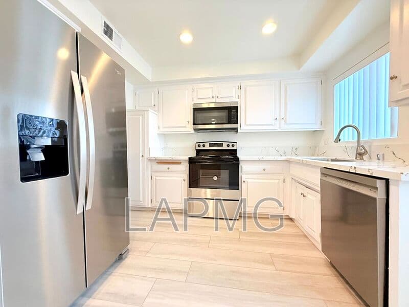 Burbank House: 711-715 E. Cypress Avenue