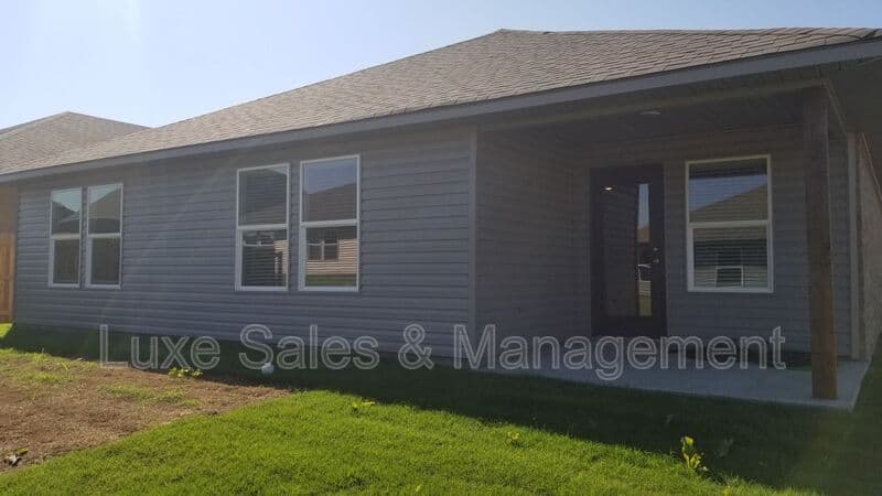 Bartlesville House: 3206 Roman Circle