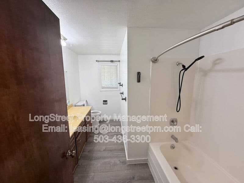 Salem House: 869 Meadowlawn Dr SE