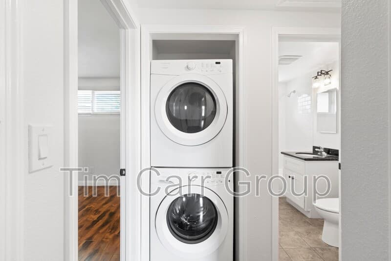 Costa Mesa Condo: 241 E 18th Street