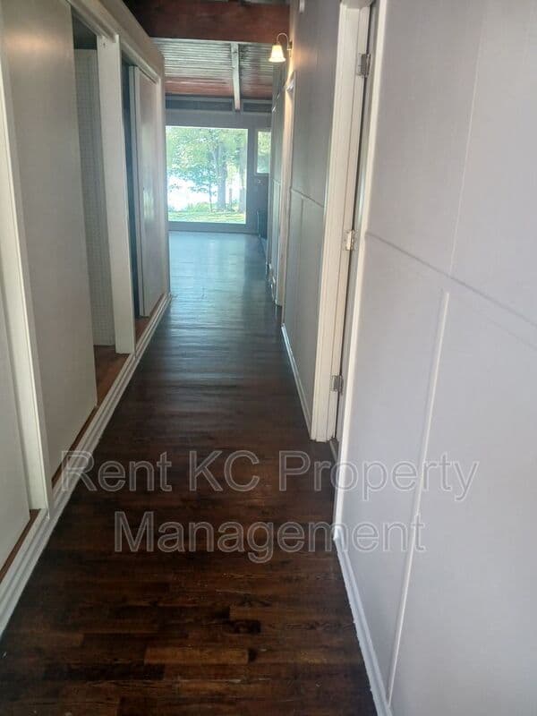 Kansas City House: 5323 NW Edgewood Circle