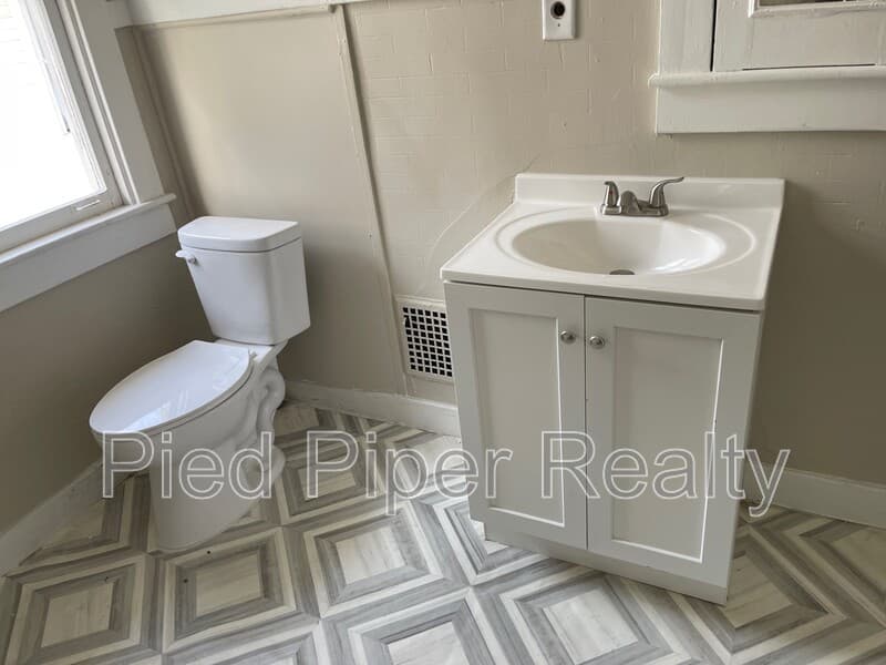 Freeport House: 1254 S Chicago Ave